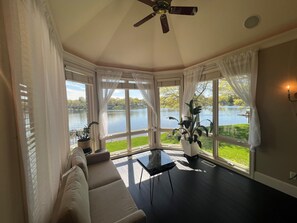 Smart-TV, DVD-spiller, bordtennis og stereoanlegg