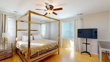 5 makuuhuonetta, työpöytä, silitysrauta/-lauta, vauvan matkasänky