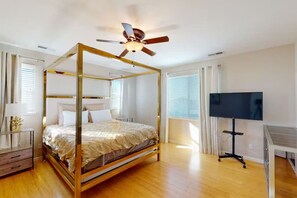 1 habitación, escritorio, tabla de planchar con plancha y cuna de viaje 
