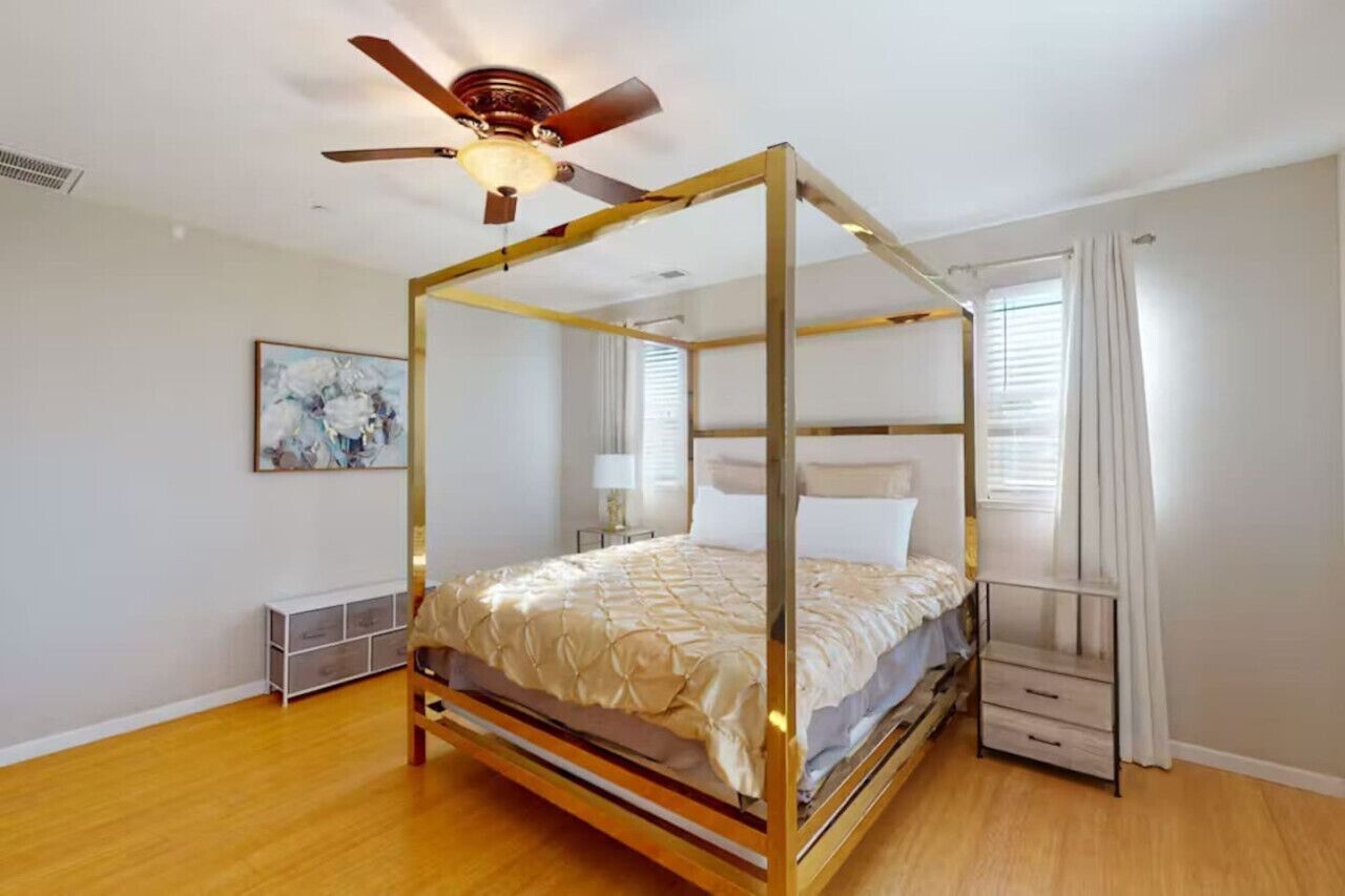 5 Schlafzimmer, Schreibtisch, Bügeleisen/Bügelbrett, Reisekinderbett