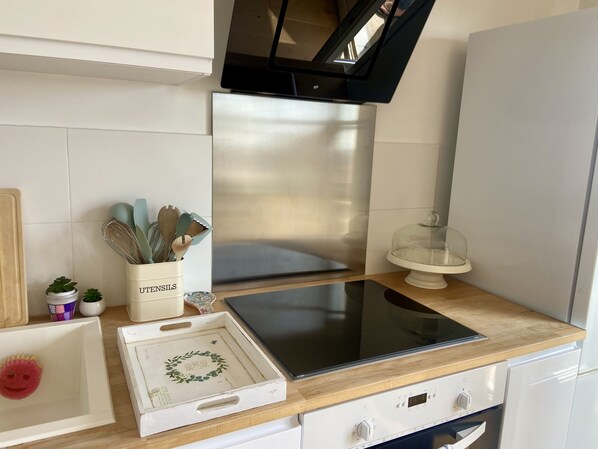 Kühlschrank, Mikrowelle, Ofen, Geschirrspüler