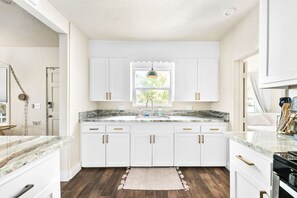 Microondas, horno, placa de cocina, cafetera/tetera