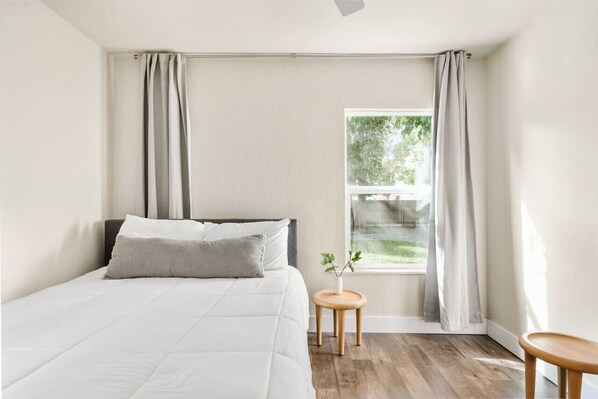 3 habitaciones, escritorio y tabla de planchar con plancha