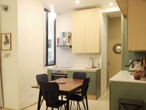 Kühlschrank, Mikrowelle, Ofen, Geschirrspüler