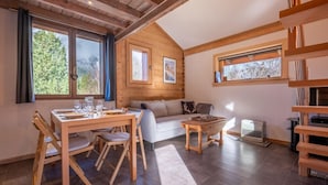 Dining - Alpine Escape Facing the Aiguille du Midi (Chamonix-Mont-Blanc)