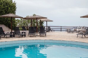 Seasonal outdoor pool - Thalia Bloom Villa Apartments  (Malevizi)