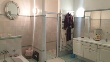 Sèche-cheveux, serviettes fournies, savon, shampoing