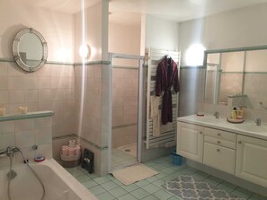 Hårføner, håndklær, såpe og sjampo