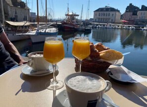 Breakfast meal - Norman studio in city center (Honfleur)