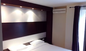 Standard-Doppel- oder -Zweibettzimmer, eigenes Bad | Minibar, laptopgeeigneter Arbeitsplatz, Verdunkelungsvorhänge