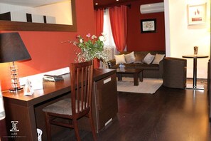 Suite Junior | Minibar, postazione laptop, tende oscuranti, Wi-Fi gratuito