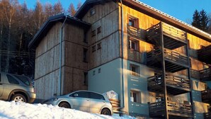 A multi-story wooden building with a car parked in front. - Beautiful, spacious apt near Arc 1600 (Bourg-Saint-Maurice)