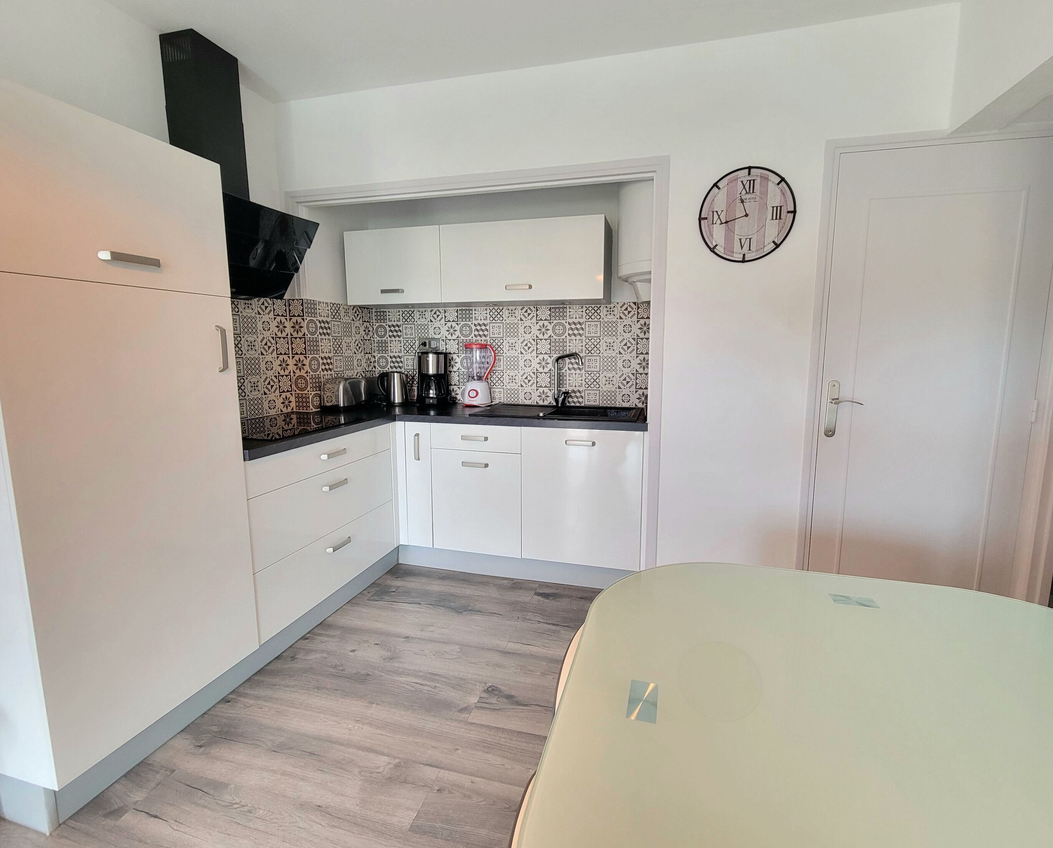 Jääkaappi, mikroaaltouuni, uuni, kahvin-/teenkeitin