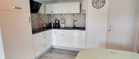 Jääkaappi, mikroaaltouuni, uuni, kahvin-/teenkeitin