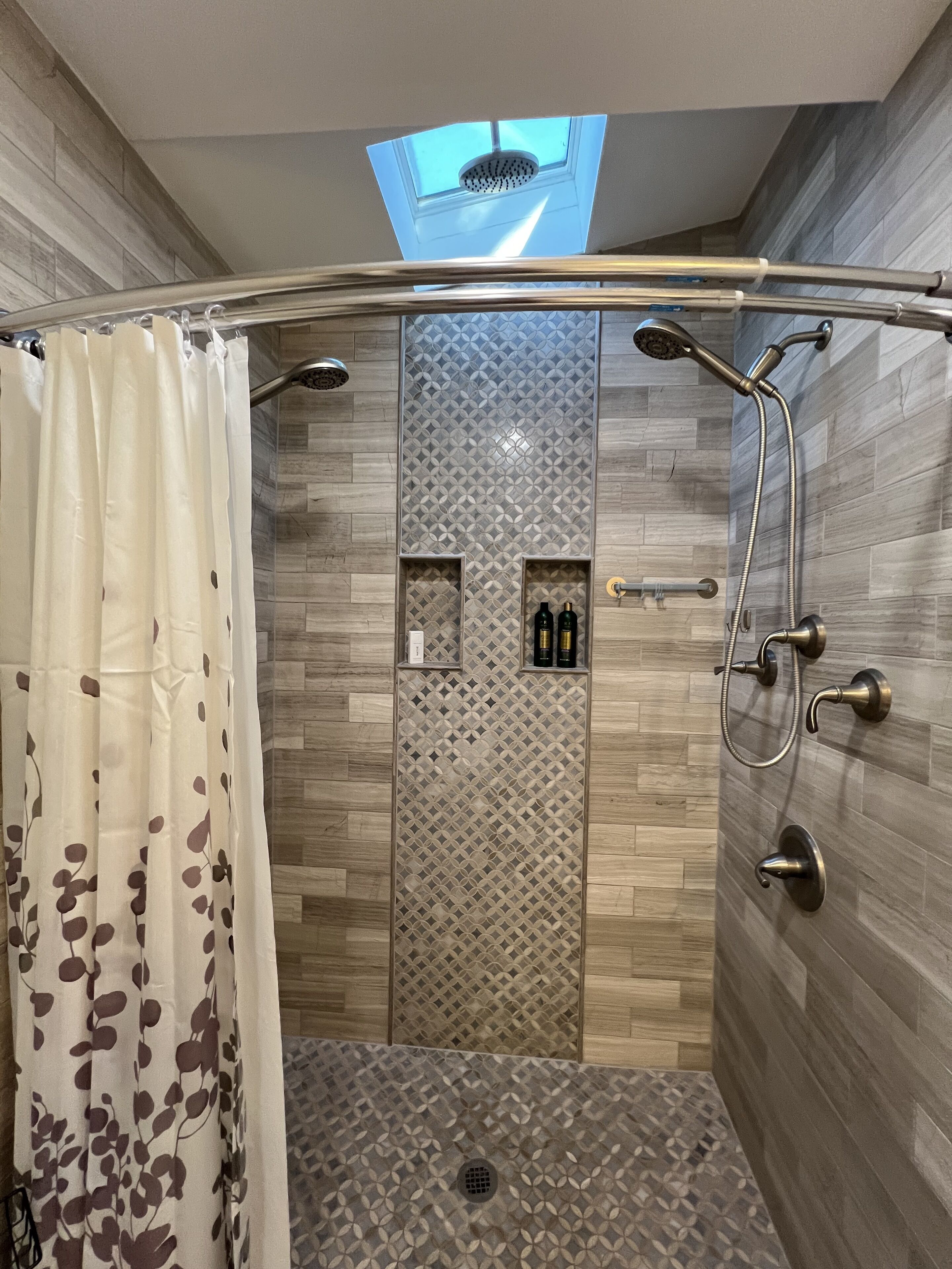Douche, sèche-cheveux, bidet, serviettes fournies