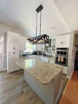 Microwave, oven, stovetop - Modern, Quaint Home -Orlando-Historic Gotha, FL 15 mins from theme parks! ❤️ (Gotha)