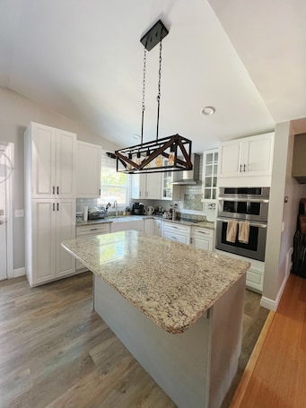 Microwave, oven, stovetop. Modern, Quaint Home -Orlando-Historic Gotha, FL 15 mins from theme parks! ❤️