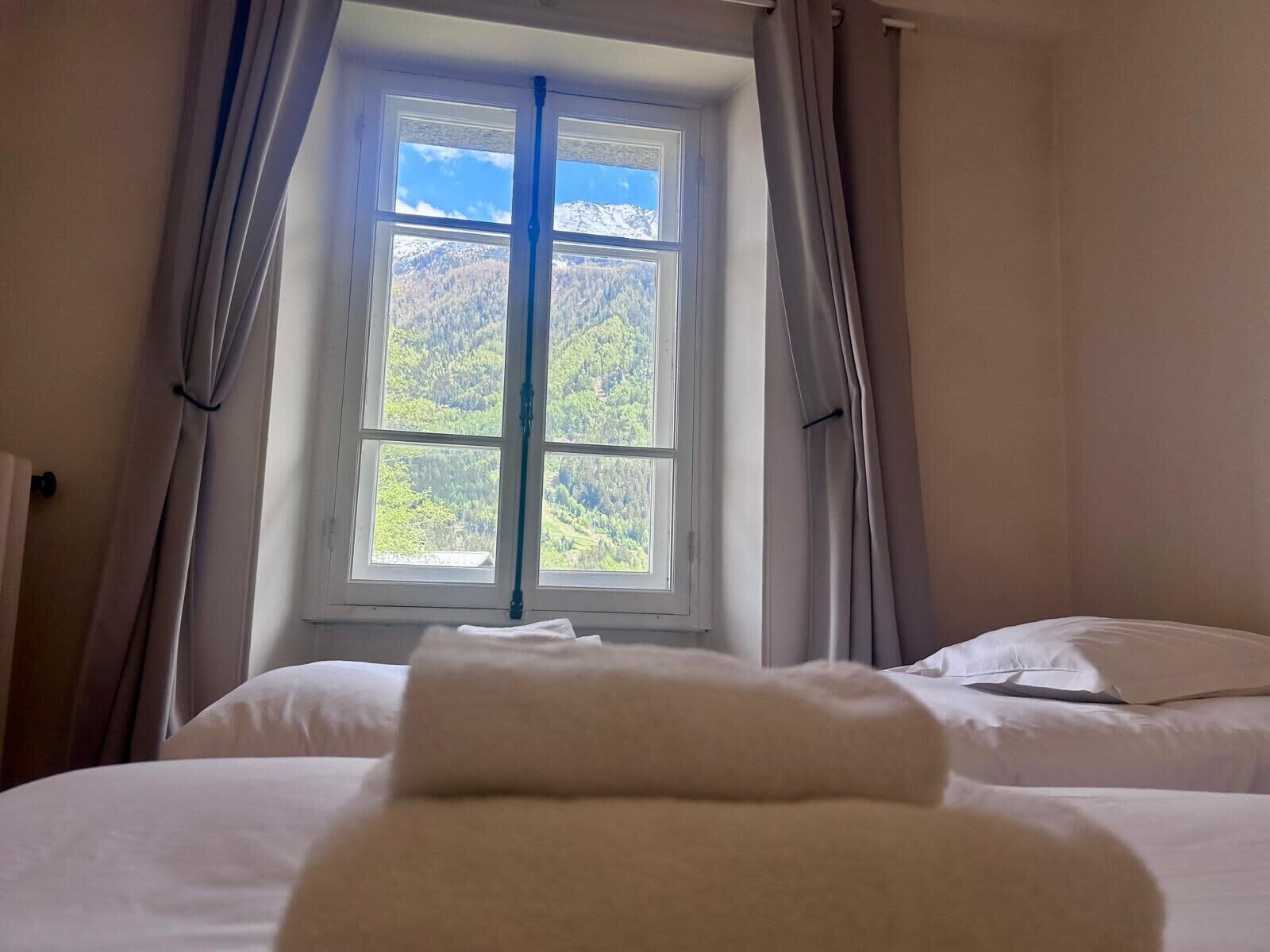 2 habitaciones, tabla de planchar con plancha, wifi y ropa de cama 