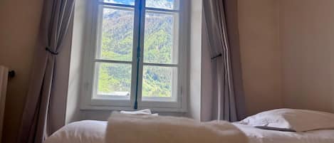 2 habitaciones, tabla de planchar con plancha, wifi y ropa de cama