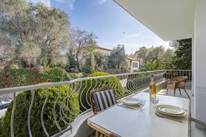Outdoor dining - In the heart of the Cap d'Antibes lovely flat (Antibes)