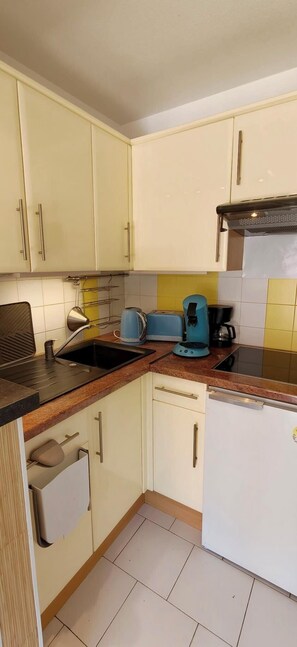 Kühlschrank, Mikrowelle, Wasserkocher mit Kaffee-/Teezubehör