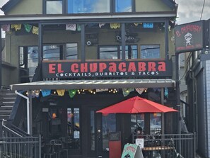 Exterior - Alki beach cottage, 2 bedrooms, 3 beds, 2 bath, New, AC, W/D, near beach (Seattle)