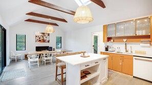 Microondas, horno, placa de cocina y cafetera o tetera