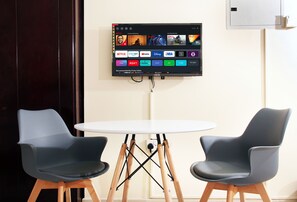 Chambre Triple Deluxe, vue ville | Coin séjour | Télévision, écrans d'ordinateur, imprimantes