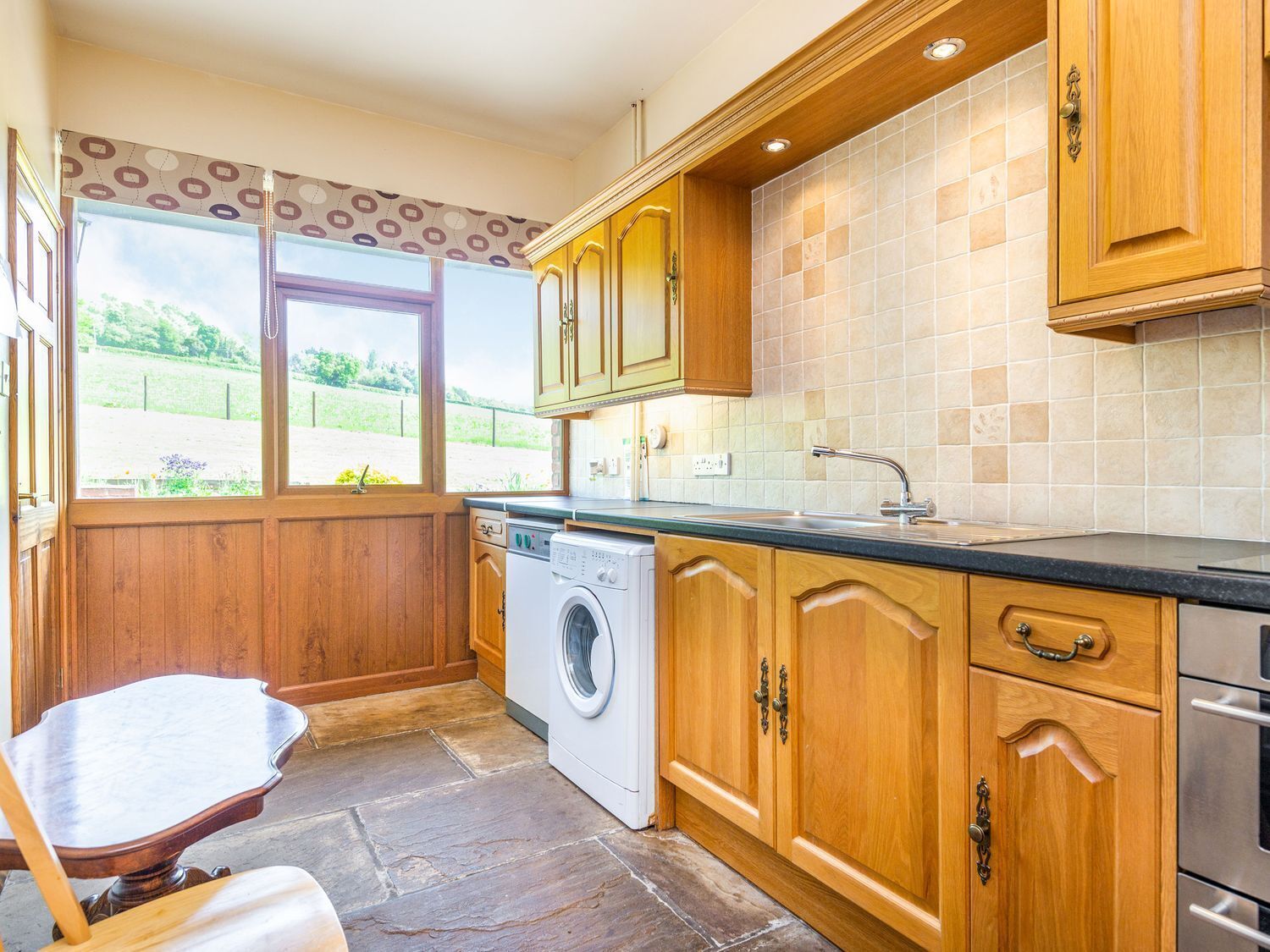 Refrigerador, tetera/pava eléctrica, tostadora, utensilios de cocina