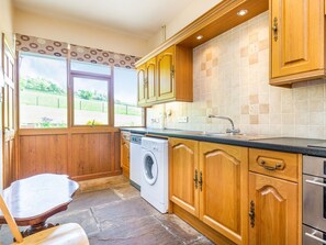 Fridge, electric kettle, toaster, cookware/dishes/utensils - The Carthouse (Hereford)