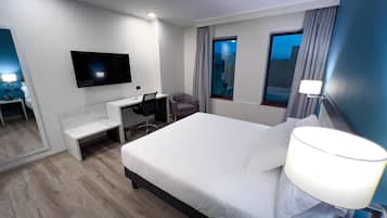 Standard Room | 1 bedroom, minibar, in-room safe, desk
