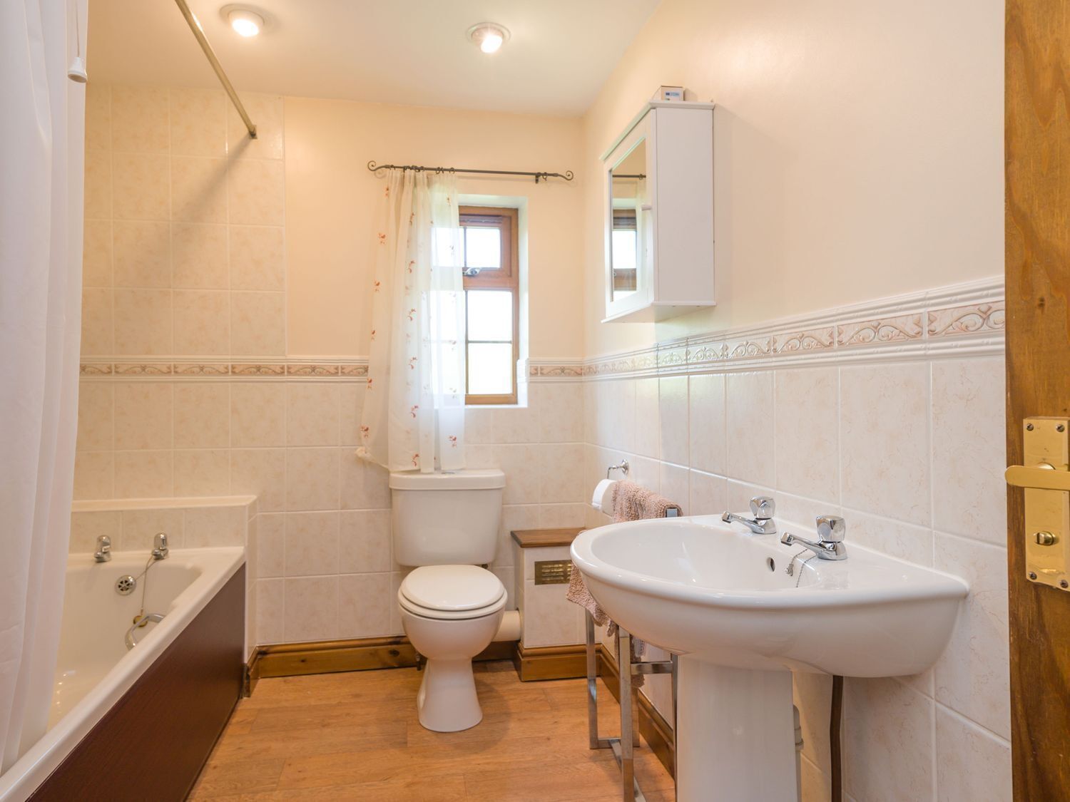 Un baño con bañera, inodoro y lavamanos.