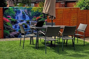 Outdoor dining - Immaculate 5-bed House in Leeds (Leeds)