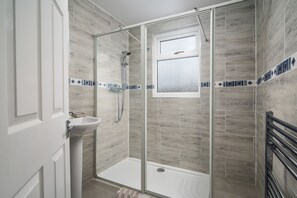 Casa | Baño | Regadera, secadora de cabello, toallas 