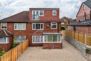 House | Exterior - Immaculate 5-bed House in Leeds (Leeds)