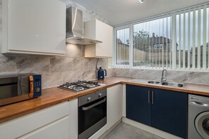 Fridge, microwave, oven, stovetop - Immaculate 5-bed House in Leeds (Leeds)