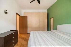 1 chambre, bureau, fer et planche à repasser, lit parapluie