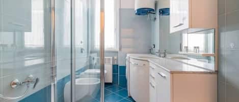 Shower, hair dryer, bidet, towels