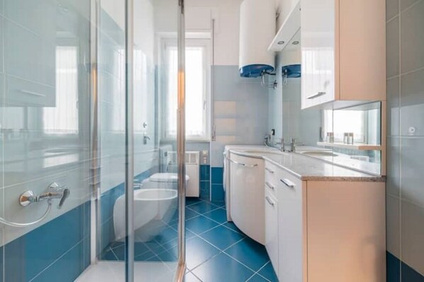Shower, hair dryer, bidet, towels - Como 68, Elegant apartment in the center of Como, 3 minutes from the historic center (Como)