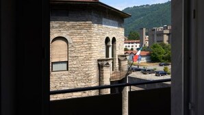 Um edifício de pedra com janelas em arco e telhado de telhas vermelhas.