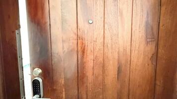 Une porte en bois portant le numéro 31, avec un trou de serrure et une poignée de porte.