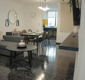 Apartment, Bergblick ((H1-1)) | Wohnbereich | 42-Zoll-Smart-TV mit Digitalempfang, Netflix, Hulu