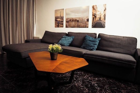 Apartment, Mountain View (H4-1) | Living area | 42-inch Smart TV with digital channels, Netflix, Hulu