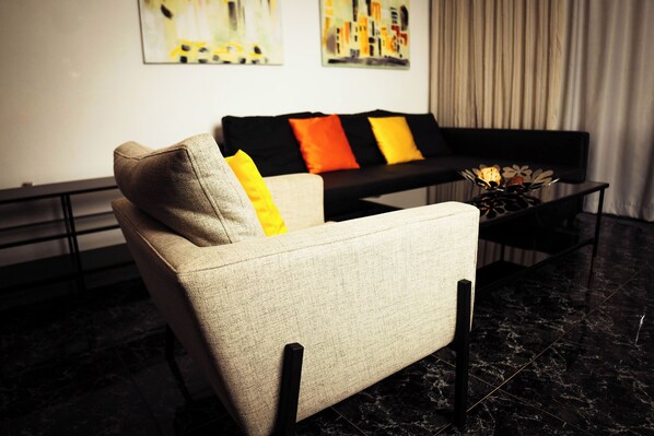 Apartment, Mountain View (H1-3) | Area soggiorno | Smart TV 42 pollici con canali digitali, Netflix, Hulu