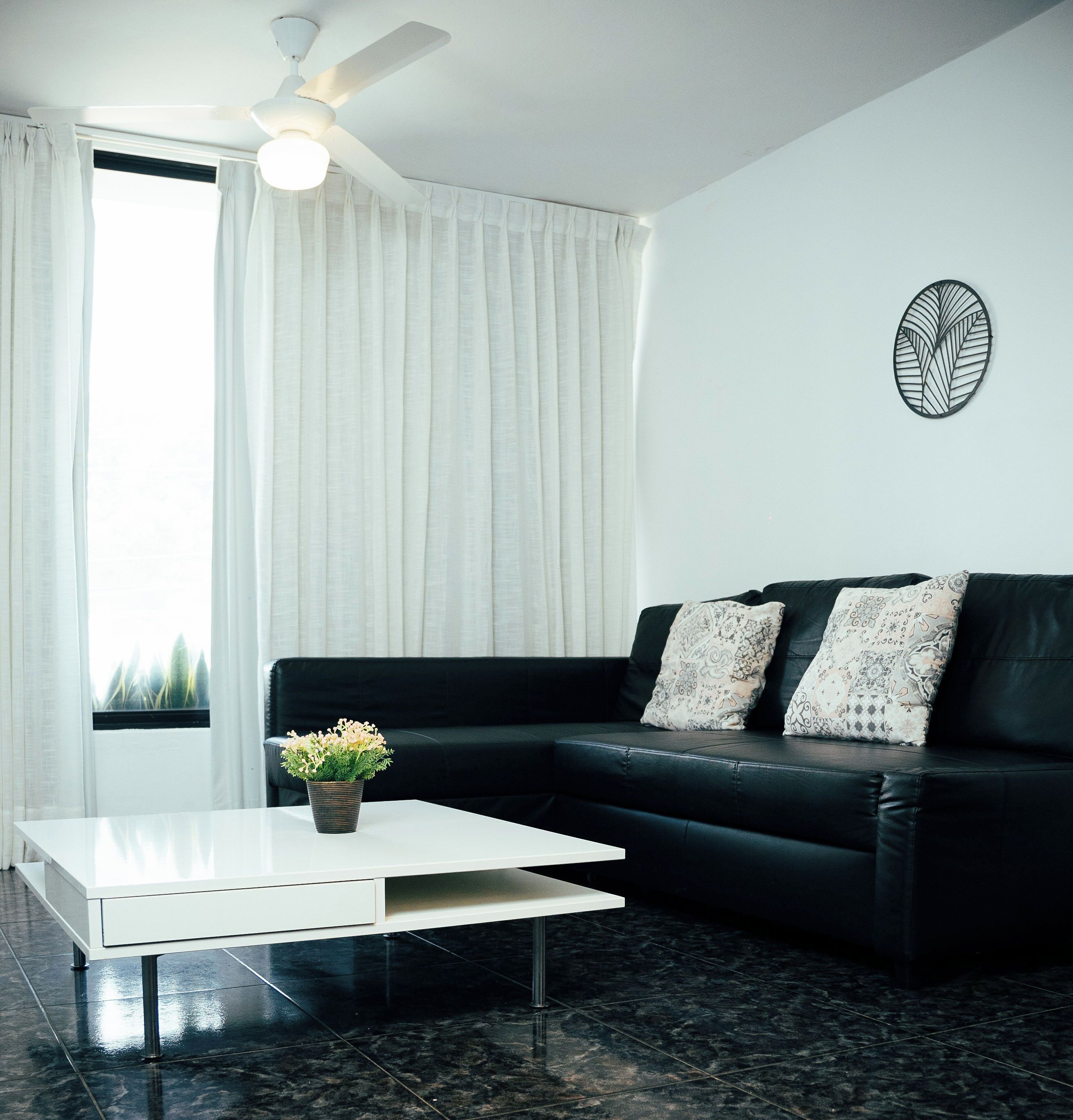 Departamento, vista a la montaña (Mountain View (H2-1)) | Área de sala de estar | Smart TV de 42 pulgadas con canales digitales, Netflix y Hulu 