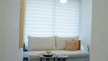 Departamento, vista a la montaña ((H1-1)) | Área de sala de estar | Smart TV de 42 pulgadas con canales digitales, Netflix y Hulu