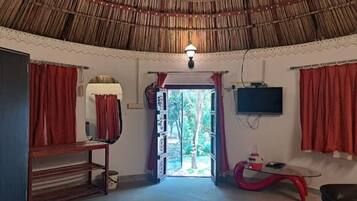 1 chambre, bureau, fer et planche Ă repasser, lit parapluie