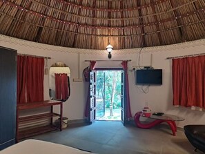 1 sovrum, skrivbord, strykjärn/strykbräda och resesäng