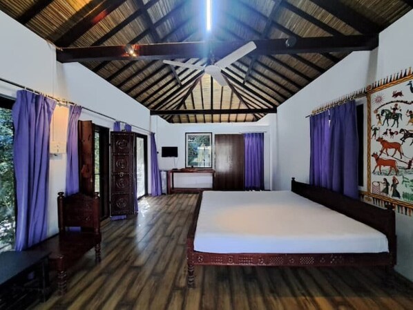 1 bedroom, desk, WiFi, bed sheets