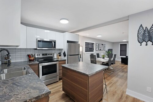 Welcome To Our Modern  2Bdrm/1Bth w/ Laundry/BBQ